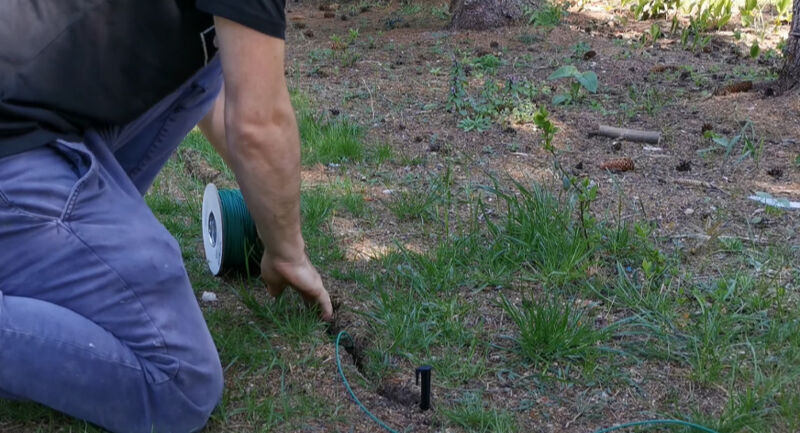 Draht für den Mähroboter mit Spaten verlegen